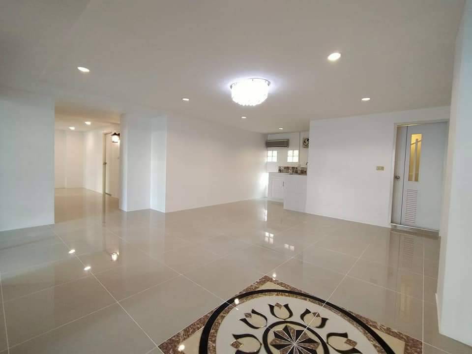 ขายห้องชุด อาคารกรีนเพลส ห้องสวย ห้องกว้าง เข้าอยู่ได้เลย บางนา กรุงเทพฯ 