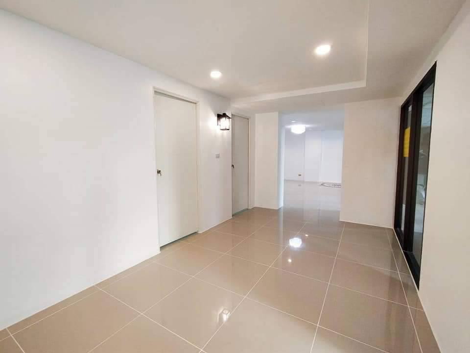 ขายห้องชุด อาคารกรีนเพลส ห้องสวย ห้องกว้าง เข้าอยู่ได้เลย บางนา กรุงเทพฯ 