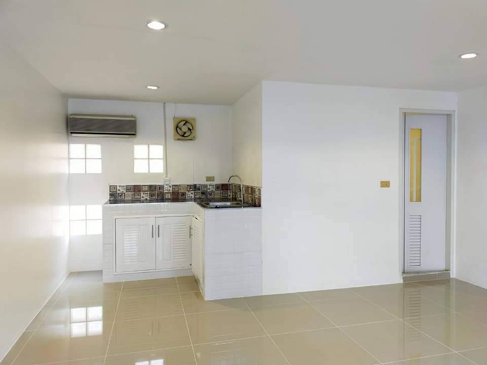 ขายห้องชุด อาคารกรีนเพลส ห้องสวย ห้องกว้าง เข้าอยู่ได้เลย บางนา กรุงเทพฯ 