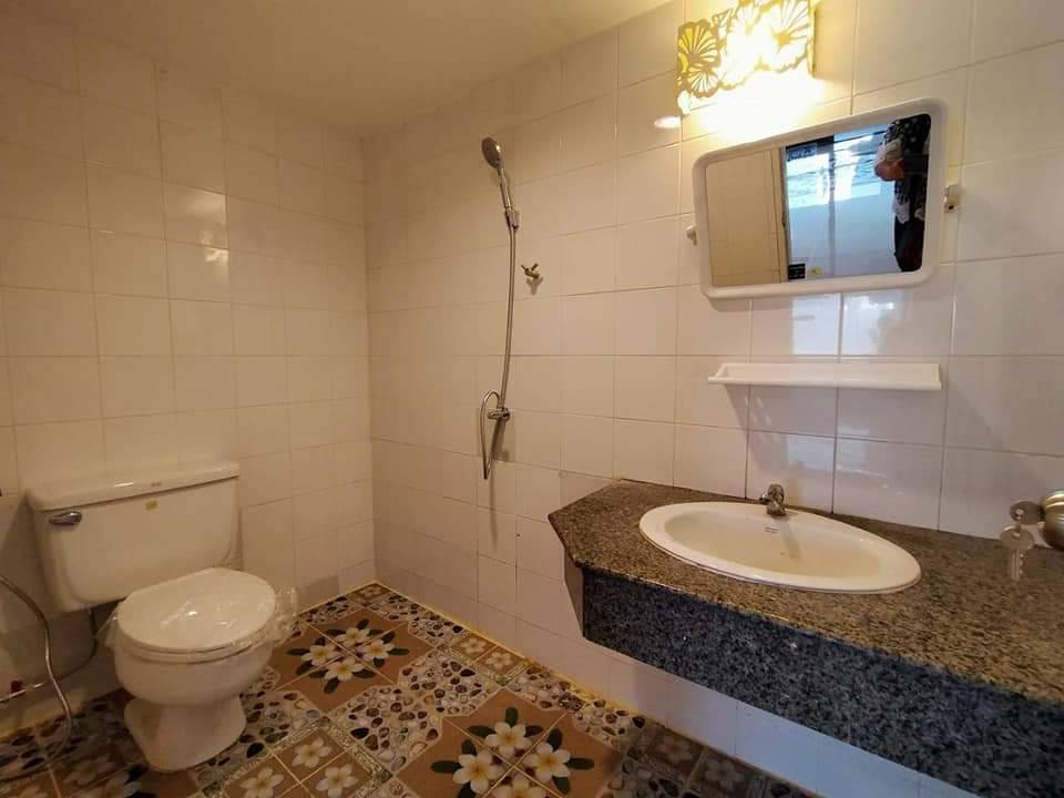 ขายห้องชุด อาคารกรีนเพลส ห้องสวย ห้องกว้าง เข้าอยู่ได้เลย บางนา กรุงเทพฯ 