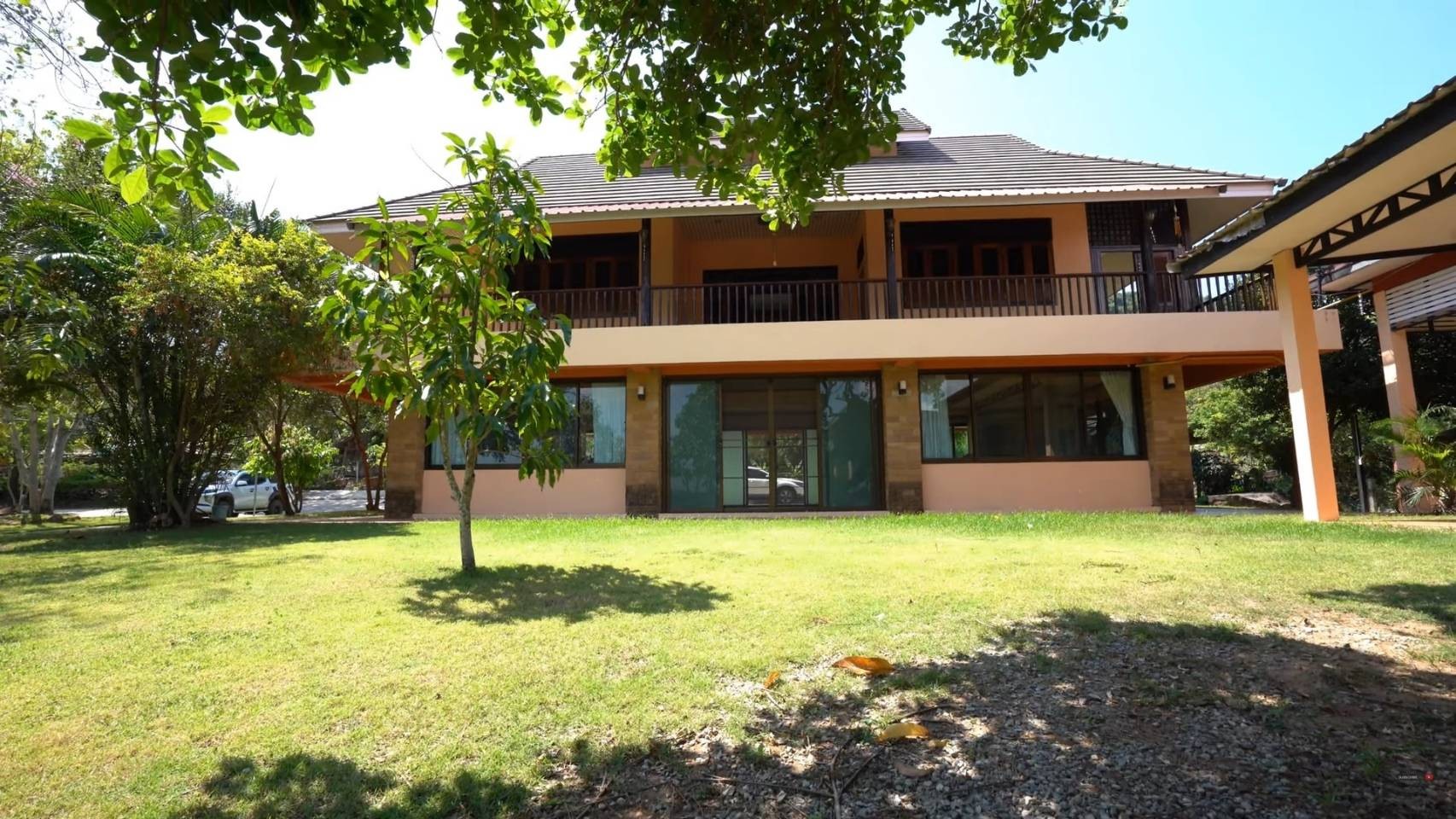 บ้านสไตล์รีสอร์ท ติดอ่างเก็บน้ำ พร้อมวิวภูเขา ทำเลดี อ.ปักธงชัย  จ.นครราชสีมา