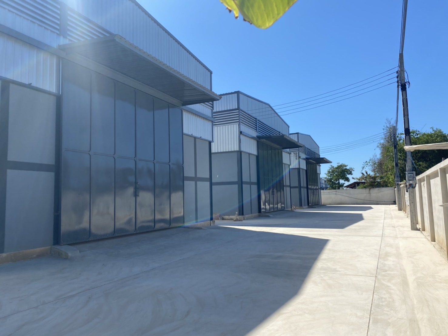 โกดังให้เช่า สร้างใหม่ ถนนเชื่อมสัมพันธ์ สุวินทวงค์ หนองจอก พื้นที่ใช้สอย 402 ตรม. พื้นรับน้ำหนัก 2 ตัน/ตรม. อาคารสูง 8 เมตร ห้องน้ำภายใน 2 ห้อง ให้เช่า 60,000 บาท/เดือน