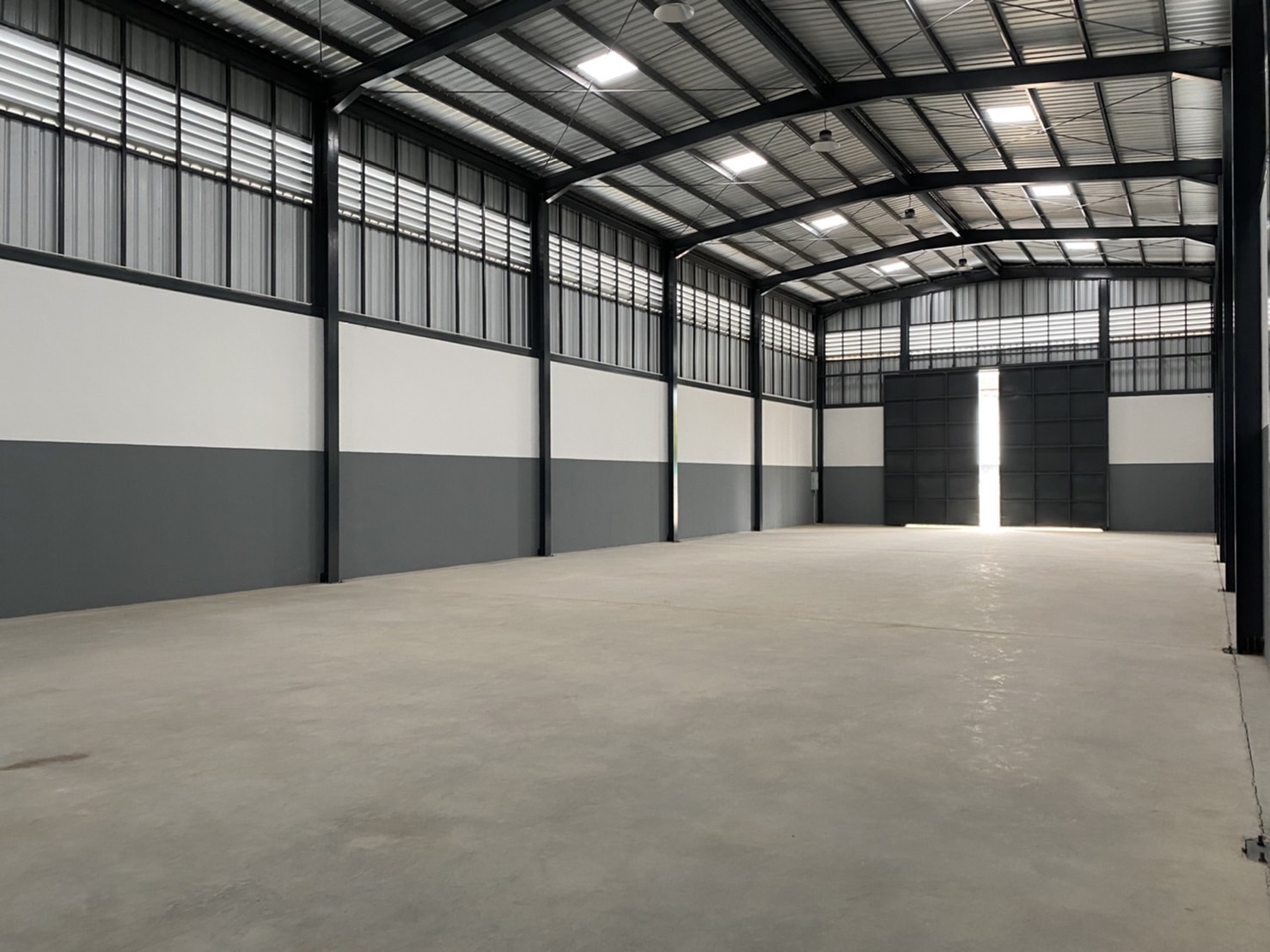 โกดังให้เช่า สร้างใหม่ ถนนเชื่อมสัมพันธ์ สุวินทวงค์ หนองจอก พื้นที่ใช้สอย 402 ตรม. พื้นรับน้ำหนัก 2 ตัน/ตรม. อาคารสูง 8 เมตร ห้องน้ำภายใน 2 ห้อง ให้เช่า 60,000 บาท/เดือน