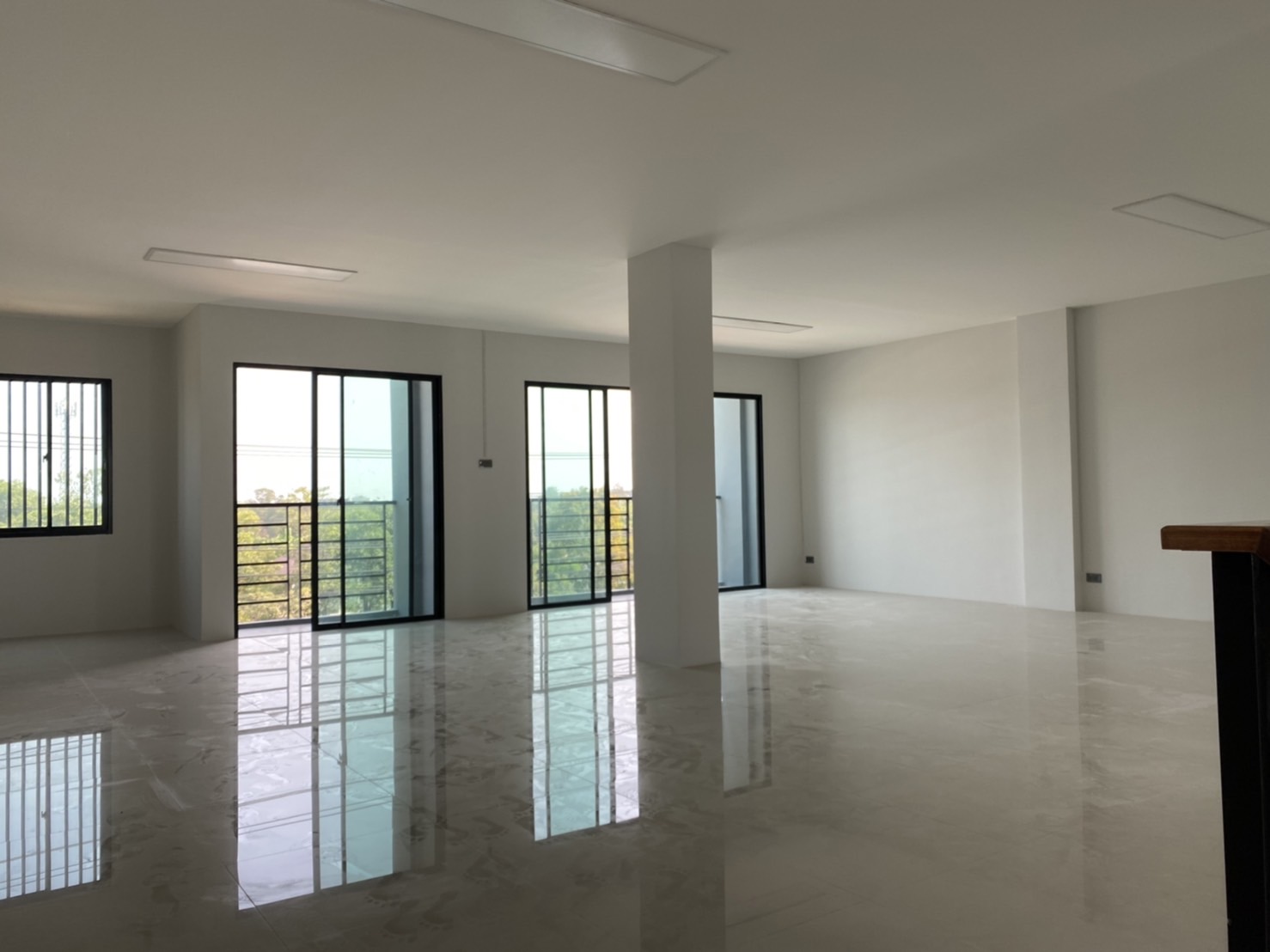 โกดังให้เช่า สร้างใหม่ ถนนเชื่อมสัมพันธ์ สุวินทวงค์ หนองจอก พื้นที่ใช้สอย 402 ตรม. พื้นรับน้ำหนัก 2 ตัน/ตรม. อาคารสูง 8 เมตร ห้องน้ำภายใน 2 ห้อง ให้เช่า 60,000 บาท/เดือน