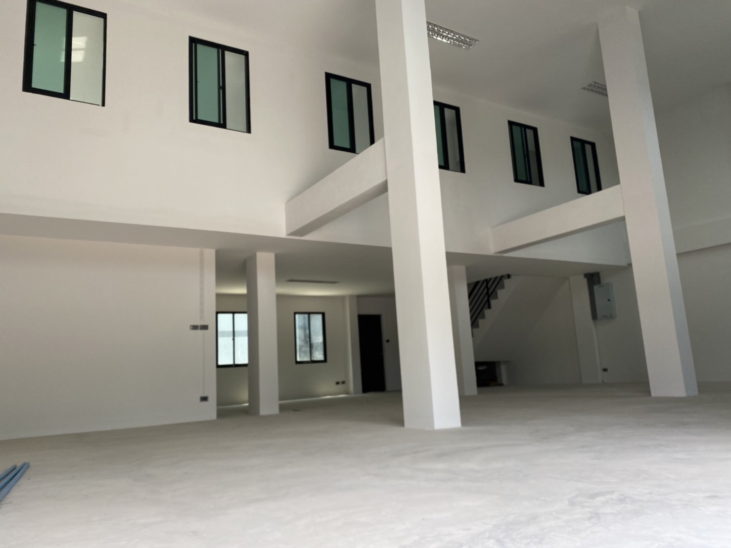 โกดังให้เช่า สร้างใหม่ ถนนเชื่อมสัมพันธ์ สุวินทวงค์ หนองจอก พื้นที่ใช้สอย 402 ตรม. พื้นรับน้ำหนัก 2 ตัน/ตรม. อาคารสูง 8 เมตร ห้องน้ำภายใน 2 ห้อง ให้เช่า 60,000 บาท/เดือน