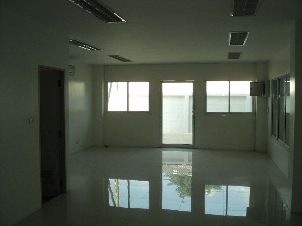 ขาย-ให้เช่า โรงงาน/โกดัง ถนนลำลูกกา คลอง 3 เนื้อที่ 600 ตรว. มี 2 โกดังในพื้นที่ รวมพื้นที่ใช้สอยทั้งหมด 2,400 ตรม. โรงงาน ให้เช่า ฿180,000/ด.