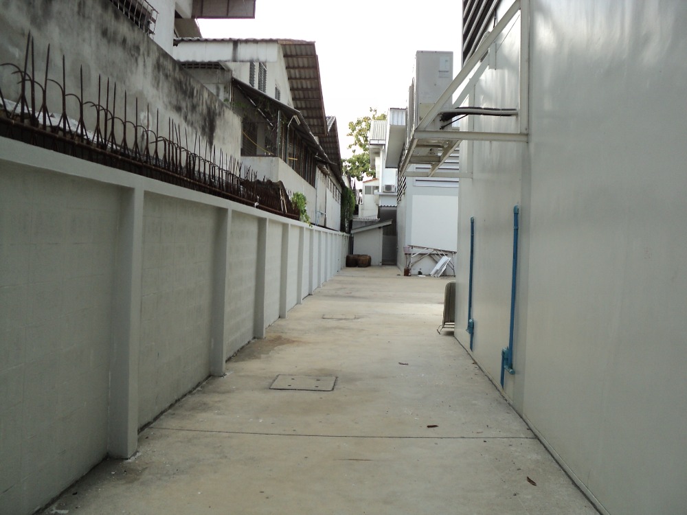 ขาย-ให้เช่า โรงงาน/โกดัง ถนนลำลูกกา คลอง 3 เนื้อที่ 600 ตรว. มี 2 โกดังในพื้นที่ รวมพื้นที่ใช้สอยทั้งหมด 2,400 ตรม. โรงงาน ให้เช่า ฿180,000/ด.