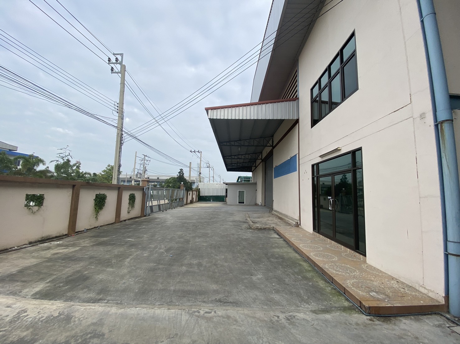 ให้เช่า โกดัง คลังสินค้า 2,400 ตรม. อยู่ในโครงการจงศิริปาร์คแลนด์ ซอยคลองอาเสี่ย ถนนเทพรักษ์ กม11 ตำบลคลองขุดบางตำหรุ อำเภอบางพลี จังหวัดสมุทรปราการ โรงงาน ให้เช่า ฿200,000/ด.