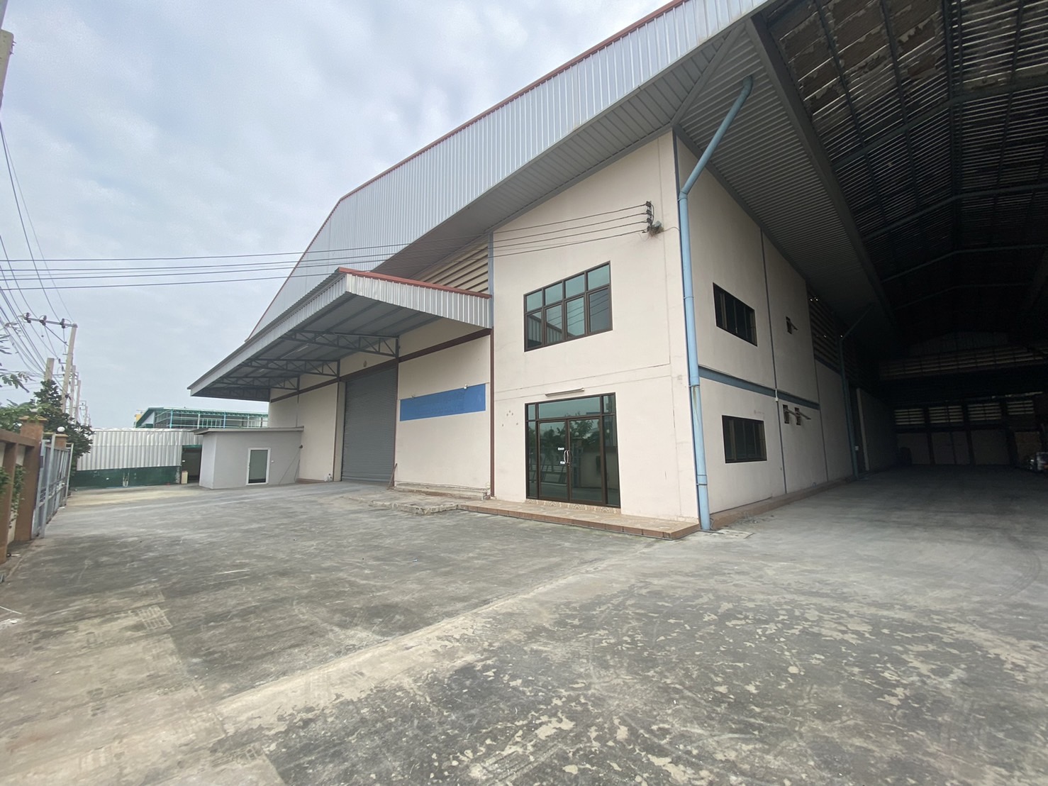 ให้เช่า โกดัง คลังสินค้า 2,400 ตรม. อยู่ในโครงการจงศิริปาร์คแลนด์ ซอยคลองอาเสี่ย ถนนเทพรักษ์ กม11 ตำบลคลองขุดบางตำหรุ อำเภอบางพลี จังหวัดสมุทรปราการ โรงงาน ให้เช่า ฿200,000/ด.