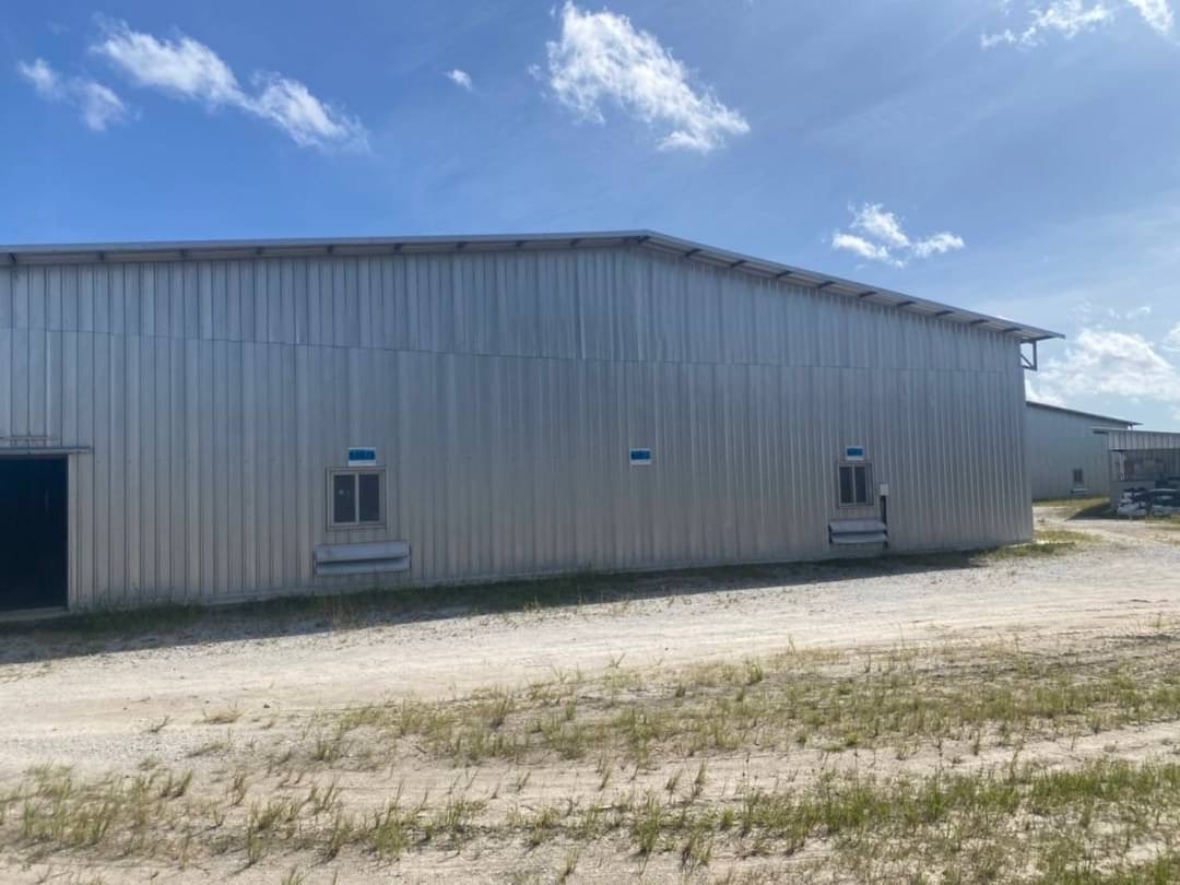 ขายโกดังพร้อมที่ดิน อยู่ปากทางเข้านิคมเอเซีย จังหวัดระยอง เนื้ิอที่ 18-2-29 ไร่ อยู่ใกล้นิคมเอเซีย เหมาะสร่างโกดัง และ โรงงาน ซื้อเฉพาะที่ดินก็คุ้มแล้ว แถม โกดังให้ 2 หลัง พื้นที่ใช้สอยทั้งหมด 4,000 ตรม. ที่ดิน ขาย ฿83,576,250