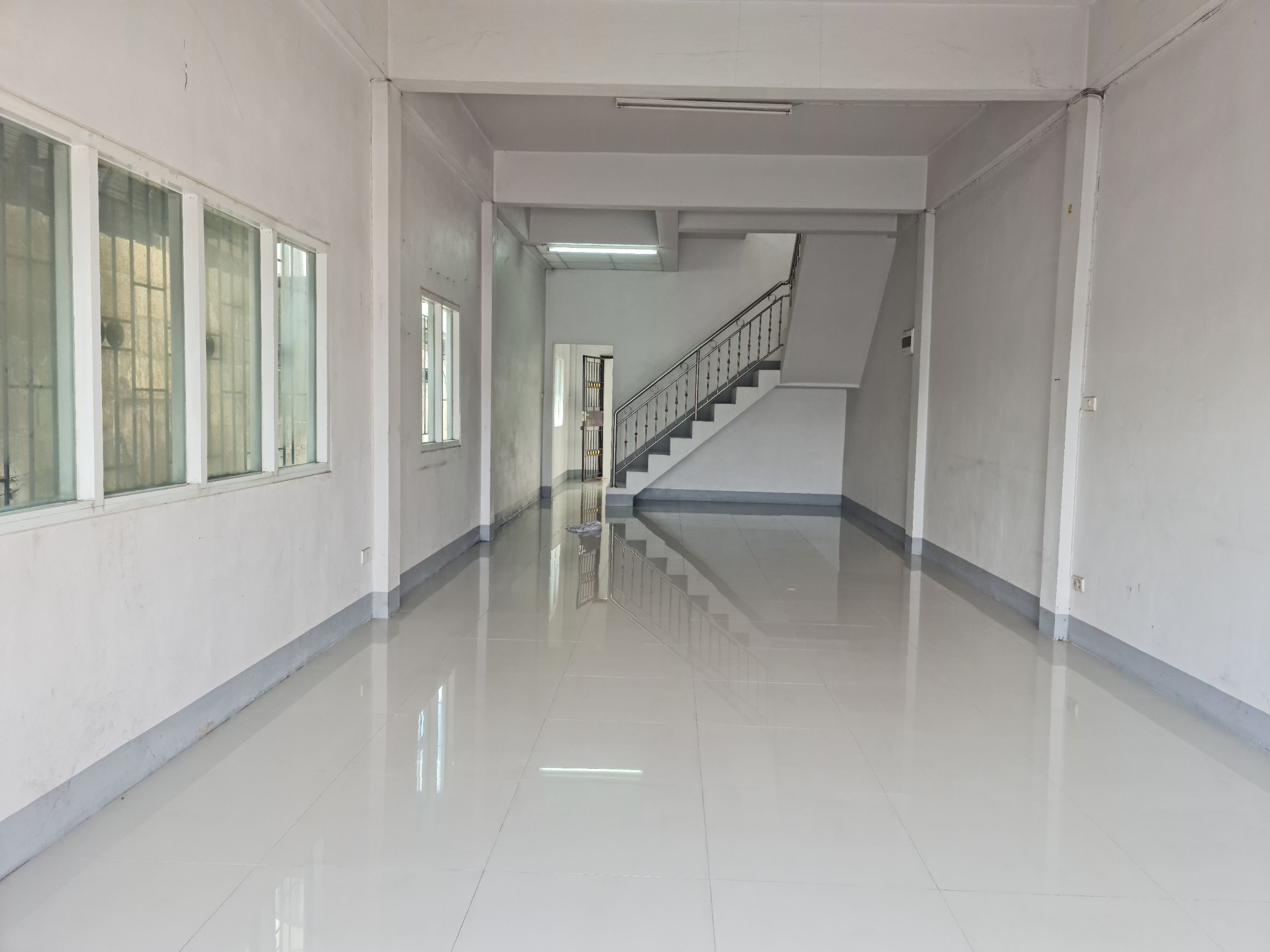 ขาย อาคารพาณิชย์  ขนาด 24 ตรว.  อยู่ถนน เส้นเชียงใหม่-ดอยสะเก็ด (เจ้าของขายเอง)