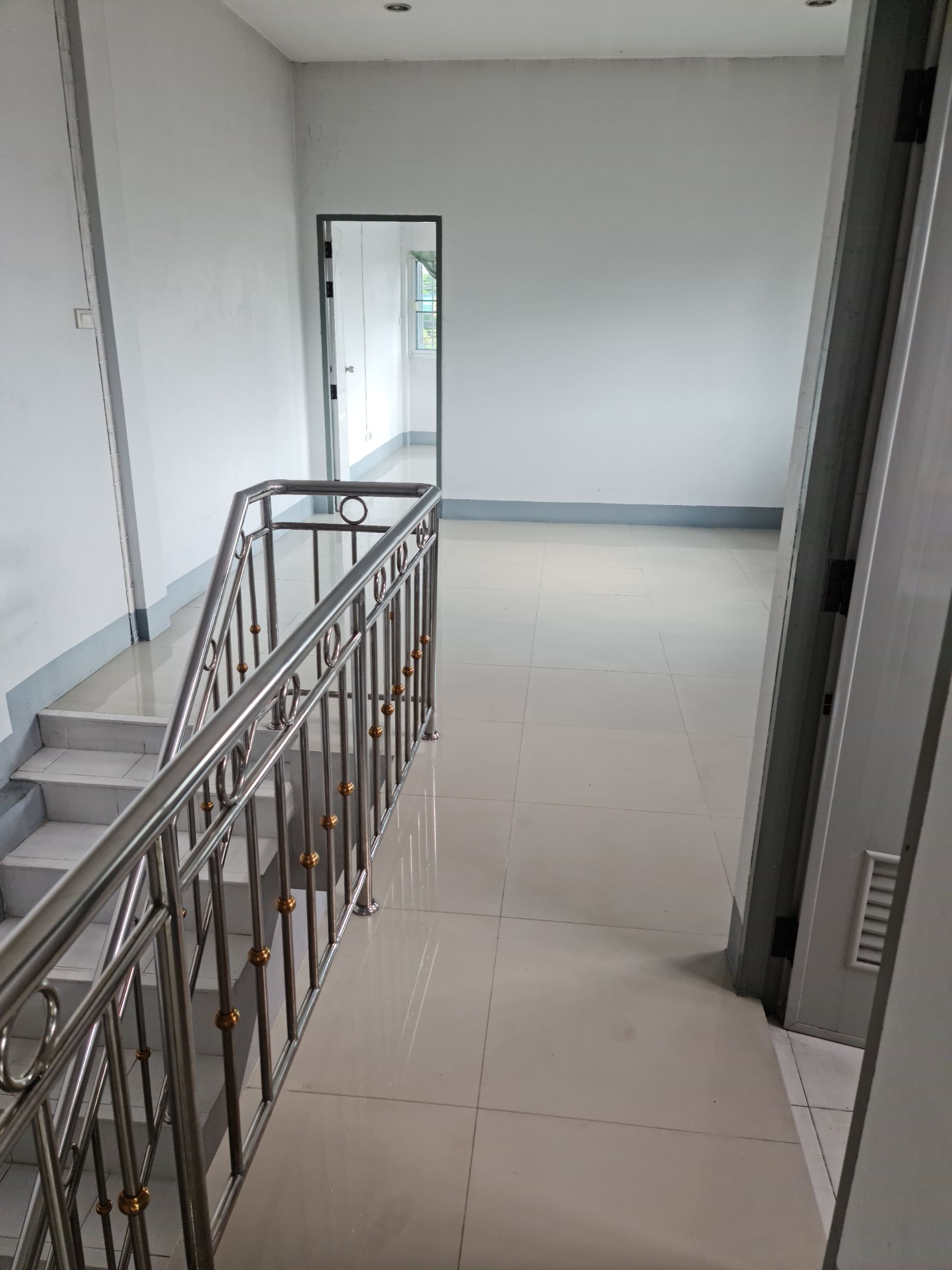 ขาย อาคารพาณิชย์  ขนาด 24 ตรว.  อยู่ถนน เส้นเชียงใหม่-ดอยสะเก็ด (เจ้าของขายเอง)