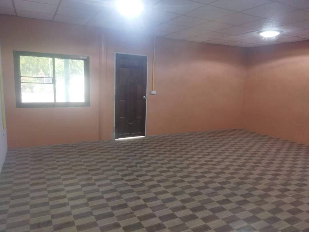 ให้เช่าโกดังปากซอย คลองหกตะวันตก27 ขนาดที่ดิน600ตรว. เฉพาะพื้นที่โกดังและด้านข้างโกดัง เนื้อที่1,033ตรม. (ไม่รวมสโตร์ ออฟฟิศและจุดอื่นๆ)