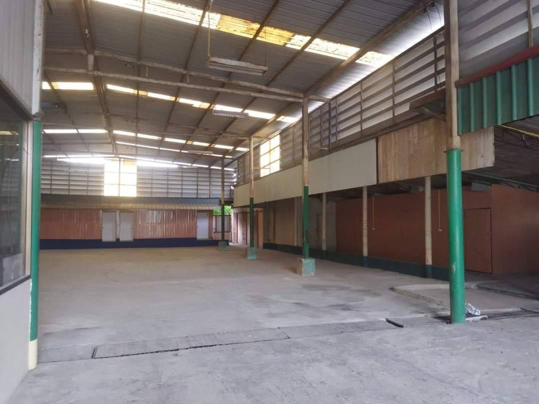 ให้เช่าโกดังปากซอย คลองหกตะวันตก27 ขนาดที่ดิน600ตรว. เฉพาะพื้นที่โกดังและด้านข้างโกดัง เนื้อที่1,033ตรม. (ไม่รวมสโตร์ ออฟฟิศและจุดอื่นๆ)