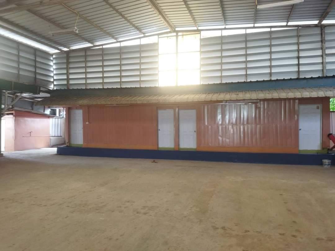 ให้เช่าโกดังปากซอย คลองหกตะวันตก27 ขนาดที่ดิน600ตรว. เฉพาะพื้นที่โกดังและด้านข้างโกดัง เนื้อที่1,033ตรม. (ไม่รวมสโตร์ ออฟฟิศและจุดอื่นๆ)