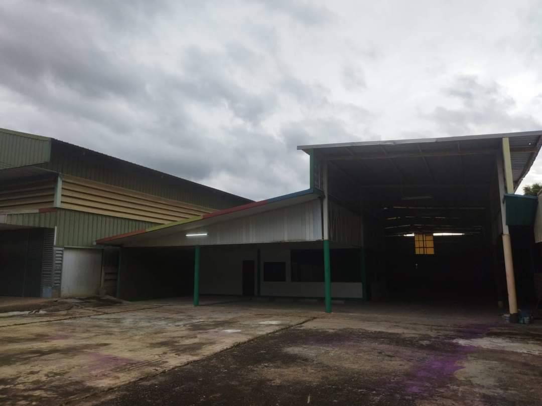 ให้เช่าโกดังปากซอย คลองหกตะวันตก27 ขนาดที่ดิน600ตรว. เฉพาะพื้นที่โกดังและด้านข้างโกดัง เนื้อที่1,033ตรม. (ไม่รวมสโตร์ ออฟฟิศและจุดอื่นๆ)