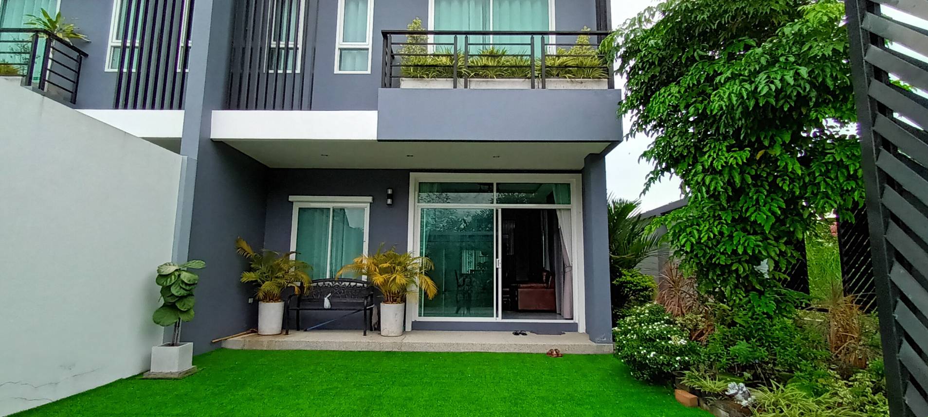 ขาย/เช่า ทาวน์โฮมหรู 3 ชั้น เนื้อที่ 50 ตรว. พื้นที่ใช้สอย 300 ตรม. 5 นอน 4 น้ำ 2 ห้องอเนกประสงค์ใหญ่ แอร์ 7 เครื่อง เฟอร์ครบ
