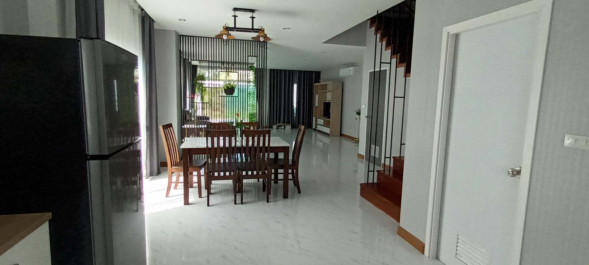 ขาย/เช่า ทาวน์โฮมหรู 3 ชั้น เนื้อที่ 50 ตรว. พื้นที่ใช้สอย 300 ตรม. 5 นอน 4 น้ำ 2 ห้องอเนกประสงค์ใหญ่ แอร์ 7 เครื่อง เฟอร์ครบ