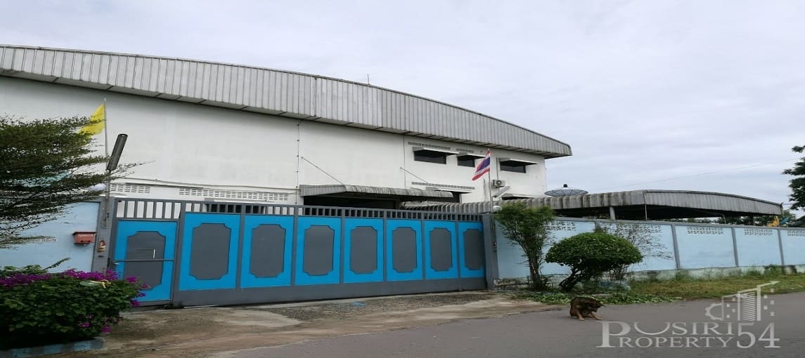  โรงงานเนื้อที่ 5 ไร่ หันหน้าทางทิศตะวันออก ประตูด้านหน้ากว้าง 7 เมตร สูง 2.5 เมตร สะดวกต่อการขนส่งสินค้าเข้าออก ตัวโรงงานแบ่งออกเป็น 3 หลัง