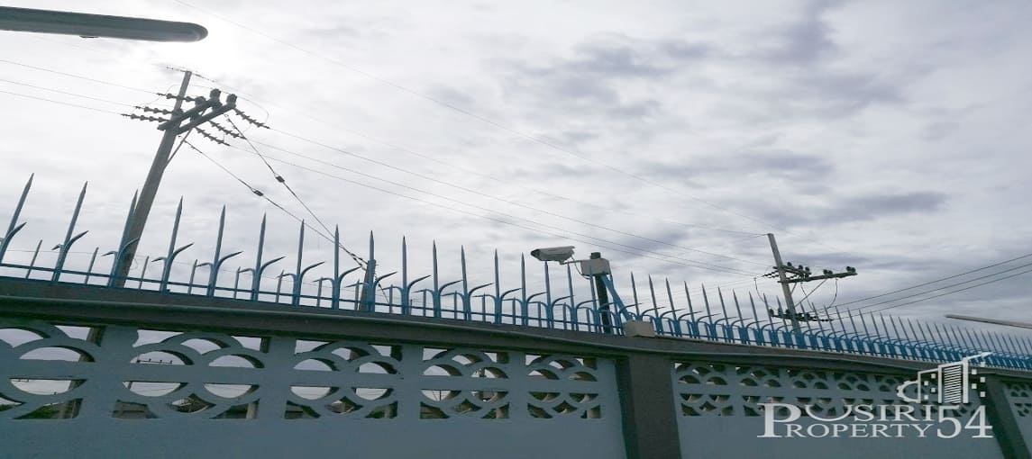  โรงงานเนื้อที่ 5 ไร่ หันหน้าทางทิศตะวันออก ประตูด้านหน้ากว้าง 7 เมตร สูง 2.5 เมตร สะดวกต่อการขนส่งสินค้าเข้าออก ตัวโรงงานแบ่งออกเป็น 3 หลัง