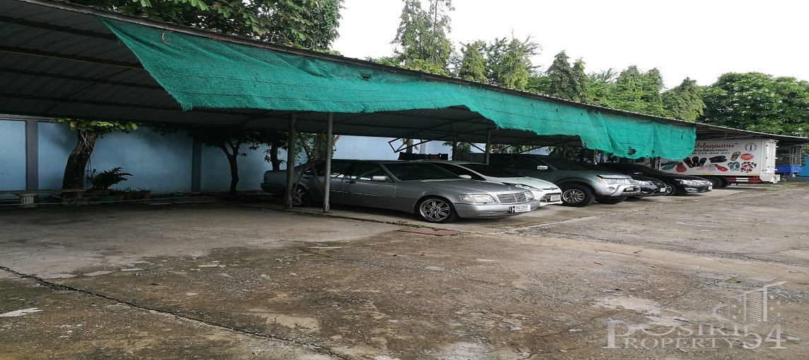  โรงงานเนื้อที่ 5 ไร่ หันหน้าทางทิศตะวันออก ประตูด้านหน้ากว้าง 7 เมตร สูง 2.5 เมตร สะดวกต่อการขนส่งสินค้าเข้าออก ตัวโรงงานแบ่งออกเป็น 3 หลัง