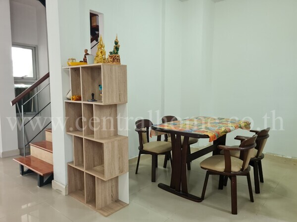 บ้านทาวน์โฮม วิสต้าอเวนิว วัชรพล ติดถนนเมนหลัก สภาพดี !