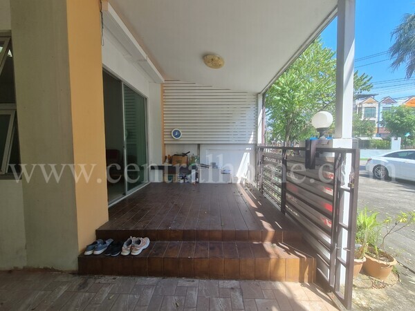 บ้านทาวน์โฮม วิสต้าอเวนิว วัชรพล ติดถนนเมนหลัก สภาพดี !