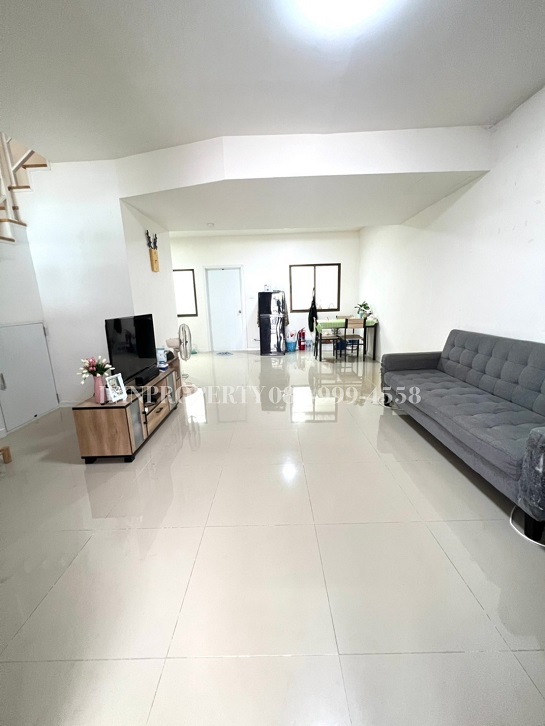 Agent Post ขายบ้านติดถนนเมนหลัก หลังบ้านไม่ติดใคร หันหน้าทิศเหนือ 