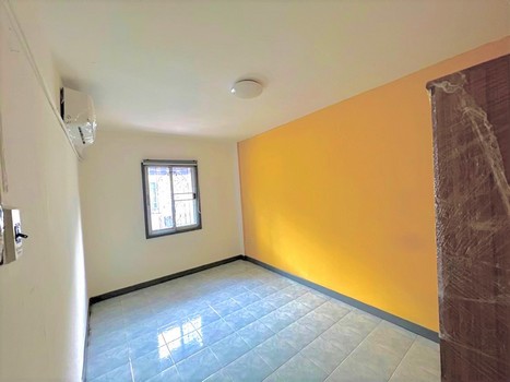 ขาย ทาวน์โฮม 2 ชั้น หมู่บ้าน เคซี รามอินทรา 3  ซอยหทัยราษฎร์ 39 ติดถนนเมนหทัยราษฎร์  รีโนเวทใหม่ทั้งหลัง  พื้นที่ 22.5 ตรว. 3 ห้องนอน 2 ห้องน้ำ ทำเลดี ใกล้ทางพิเศษฉลองรัชและกาญจนาภิเษกวงแหวน