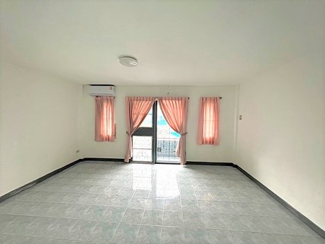 ขาย ทาวน์โฮม 2 ชั้น หมู่บ้าน เคซี รามอินทรา 3  ซอยหทัยราษฎร์ 39 ติดถนนเมนหทัยราษฎร์  รีโนเวทใหม่ทั้งหลัง  พื้นที่ 22.5 ตรว. 3 ห้องนอน 2 ห้องน้ำ ทำเลดี ใกล้ทางพิเศษฉลองรัชและกาญจนาภิเษกวงแหวน