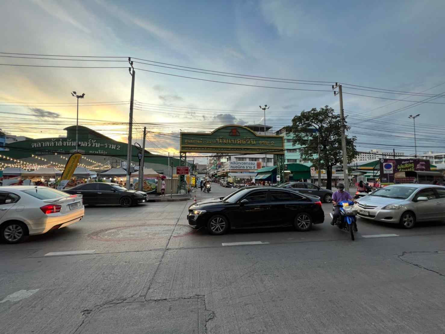 ขายอาคารพาณิชย์ ตลาดนัมเบอร์วัน ราม2 ทำเลทอง ห้องมุม เขตประเวศ กรุงเทพ