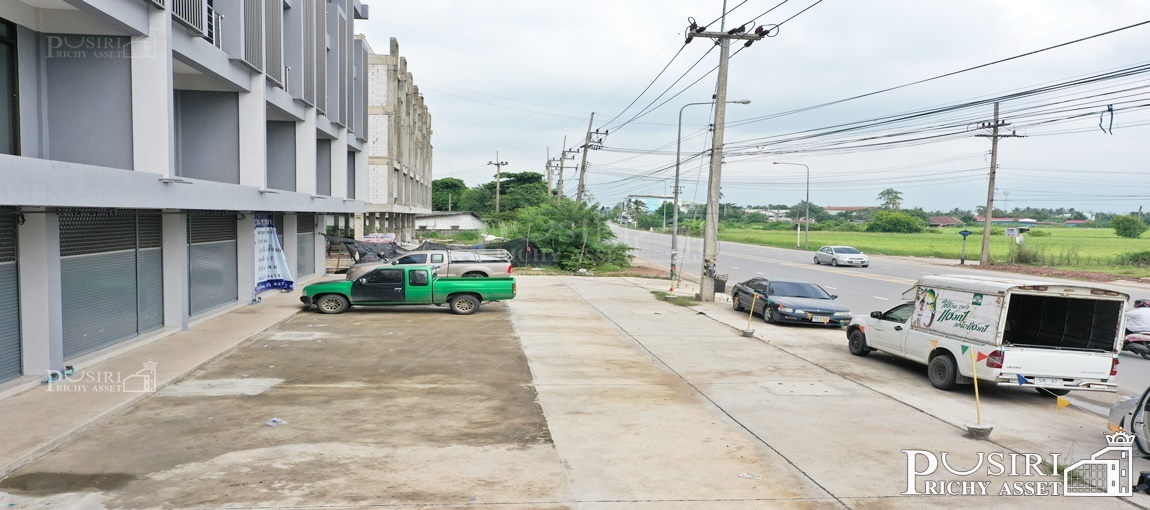 อาคารพาณิชย์ 8 ห้อง สร้างใหม่สไตล์โมเดิร์น 3.5 ชั้น ดาดฟ้า พื้นที่ใช้สอย 260 ตร.ม. พร้อมเข้าอยู่ได้ทันที ทำลดี ติดถนนสายใยรัก ใกล้ตลาดกระทุ่มแบน KK4100S