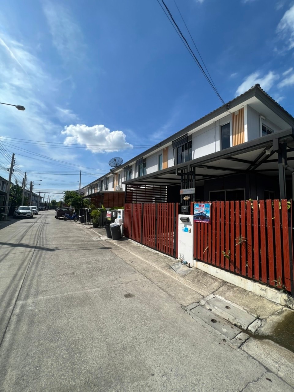 ขายบ้านทาวโฮม สภาพสวย ต่อเติมโรงจอดรถหน้าบ้านพร้อม แปลงมุม ของแถม 14 รายการ