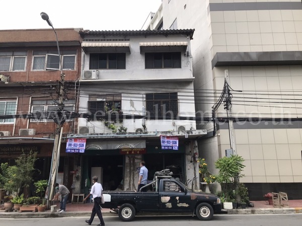 อาคารพาณิชย์ 2 คูหา ใกล้ โบ๊เบ๊ ถนน กรุงเกษม