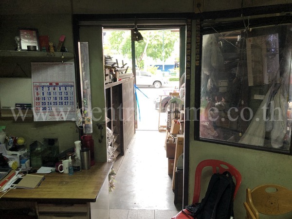 อาคารพาณิชย์ 2 คูหา ใกล้ โบ๊เบ๊ ถนน กรุงเกษม