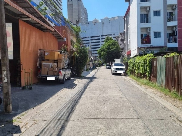  โกดังให้เช่า พื้นที่้ใช้สอยขนาด 290 ตรมบนพื้นที่ 98 ตารางวา  บริเวณลาดพร้าว 81 ใกล้บิ๊กซีลาดพร้าว ห่างจากถนนลาดพร้าว 300 เมตร  เหมาะสำหรับเป็นศูนย์กระจายสินค้า 