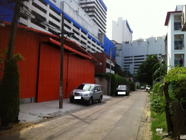  โกดังให้เช่า พื้นที่้ใช้สอยขนาด 290 ตรมบนพื้นที่ 98 ตารางวา  บริเวณลาดพร้าว 81 ใกล้บิ๊กซีลาดพร้าว ห่างจากถนนลาดพร้าว 300 เมตร  เหมาะสำหรับเป็นศูนย์กระจายสินค้า 