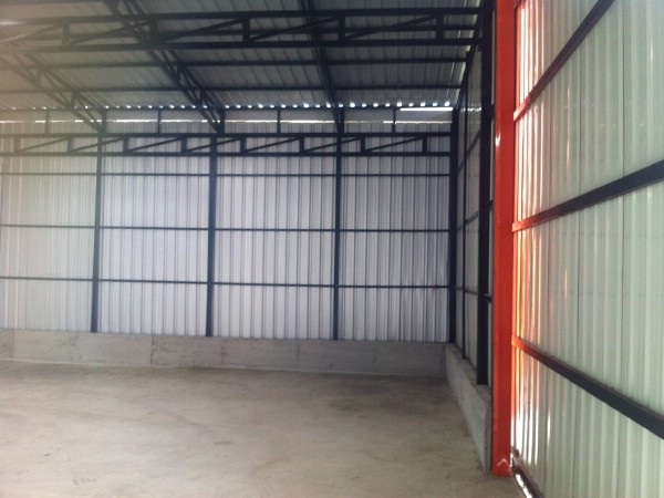  โกดังให้เช่า พื้นที่้ใช้สอยขนาด 290 ตรมบนพื้นที่ 98 ตารางวา  บริเวณลาดพร้าว 81 ใกล้บิ๊กซีลาดพร้าว ห่างจากถนนลาดพร้าว 300 เมตร  เหมาะสำหรับเป็นศูนย์กระจายสินค้า 