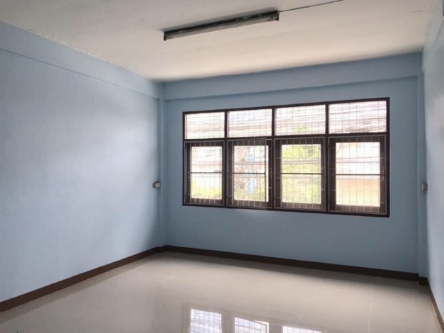 ขาย/ให้เช่าตึกแถว 3ชั้น อยู่หน้าหมู่บ้านชิดชล ถ.จรัญสนิทวงศ์ 13 ทำเลติดถนนบางแวก  กรุงเทพฯ 