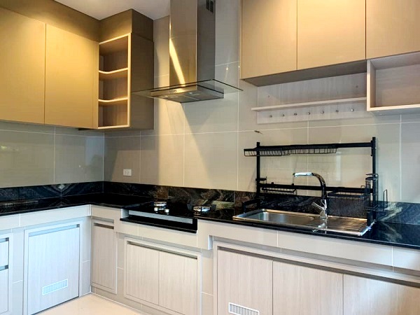  ให้เช่าบ้านเดี่ยว  2 ชั้น  บุราสิริ วงแหวน – อ่อนนุช   ใกล้เมกะบางนา  หลังมุม หันไปทางทิศเหนือ  พื้นที่  106  ตรว 4 ห้องนอน  6 ที่จอดรถ ใช้สอย   223  ตรม.  4 ห้องนอน 3 ห้องน้ำ 1 ห้องแม่บ้าน