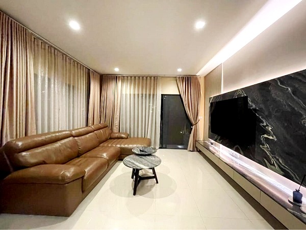  ให้เช่าบ้านเดี่ยว  2 ชั้น  บุราสิริ วงแหวน – อ่อนนุช   ใกล้เมกะบางนา  หลังมุม หันไปทางทิศเหนือ  พื้นที่  106  ตรว 4 ห้องนอน  6 ที่จอดรถ ใช้สอย   223  ตรม.  4 ห้องนอน 3 ห้องน้ำ 1 ห้องแม่บ้าน