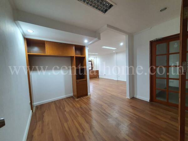 โฮมออฟฟิต สุดหรู 4 ชั้น 7 ระดับ ถนนสิรินธร ทำเลดีสุดๆ !