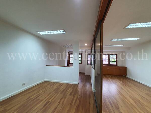 โฮมออฟฟิต สุดหรู 4 ชั้น 7 ระดับ ถนนสิรินธร ทำเลดีสุดๆ !