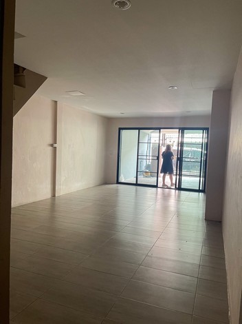 ขายบ้านทาวน์เฮ้าส์ 2 ชั้น หมู่บ้านรินทร์ทอง ลำลูกกาคลอง​ 3 เดินทางสะดวก เจ้าของขายเอง