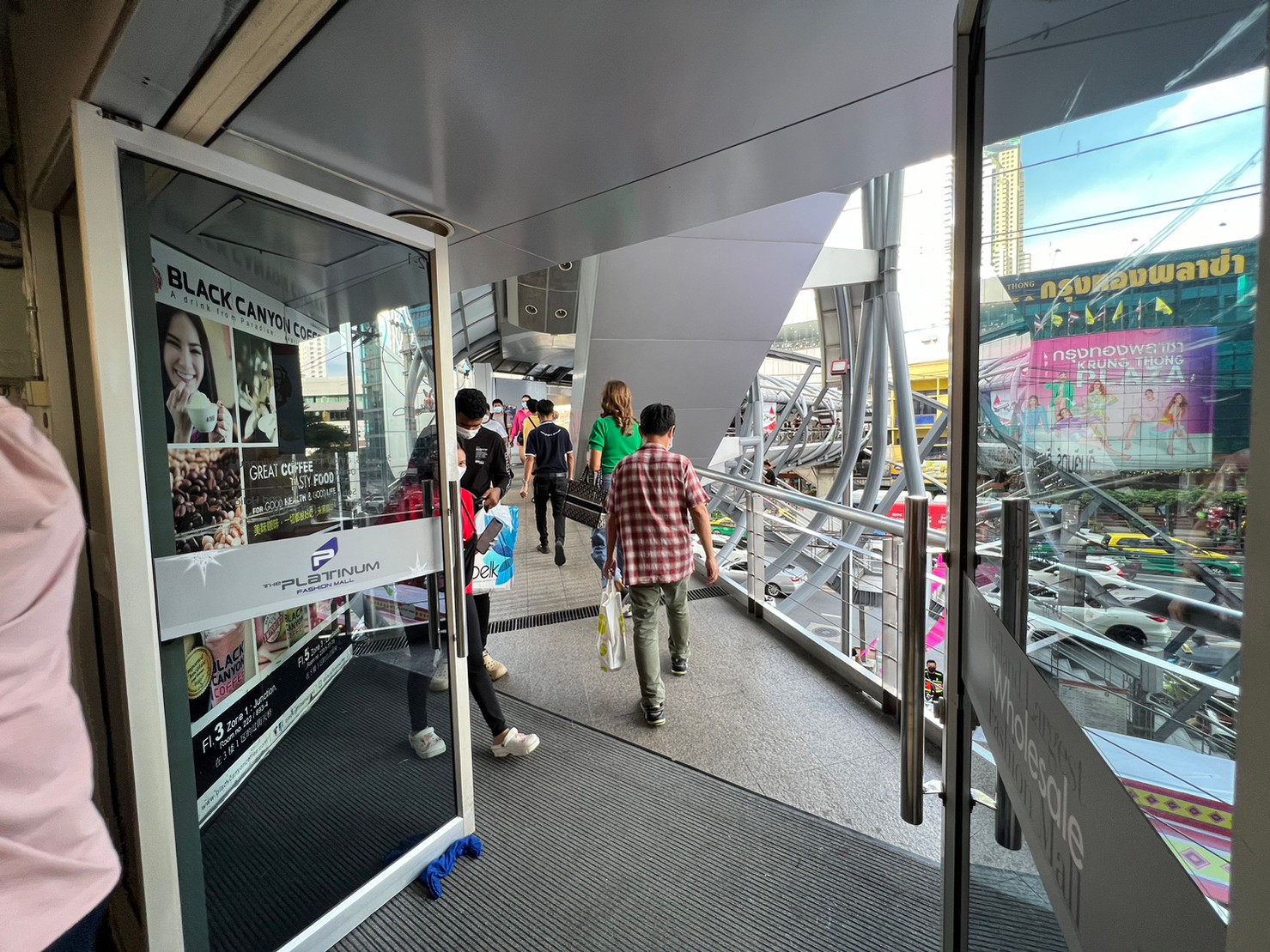 ให้เช่า ห้องค้าขาย Platinum Fashion Mall ชั้น2 ซอย Oxford9 ติดกับสะพานเชื่อมไปกรุงทองพลาซ่า