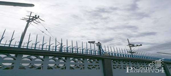 โรงงานตั้งอยู่บนเนื้อที่ขนาด 5ไร่ หันหน้าทางทิศตะวันออก ประตูด้านหน้ากว้าง 7เมตร สูง 2.5เมตร สะดวก ต่อการขนส่งสินค้า เข้าออก ตัวโรงงานแบ่งออกเป็น 3 หลัง