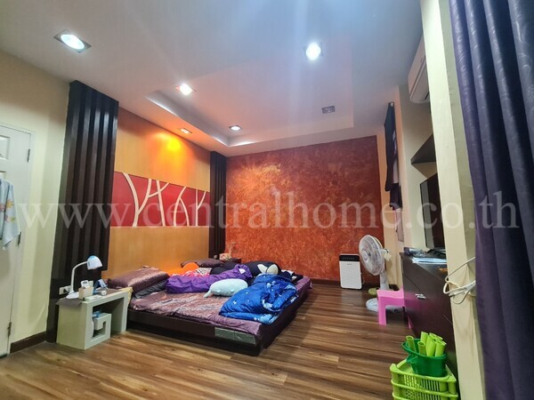 ทาวน์โฮม หมู่บ้านสิรภัทร2 อยู่ด้านหน้าโครงการ บ้านหัวมุมมีพื้นที่ทำสวนเล็กๆ