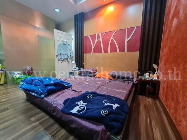 ทาวน์โฮม หมู่บ้านสิรภัทร2 อยู่ด้านหน้าโครงการ บ้านหัวมุมมีพื้นที่ทำสวนเล็กๆ
