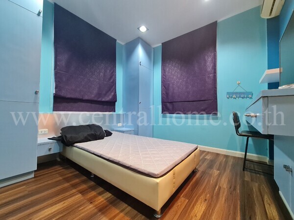 ทาวน์โฮม หมู่บ้านสิรภัทร2 อยู่ด้านหน้าโครงการ บ้านหัวมุมมีพื้นที่ทำสวนเล็กๆ
