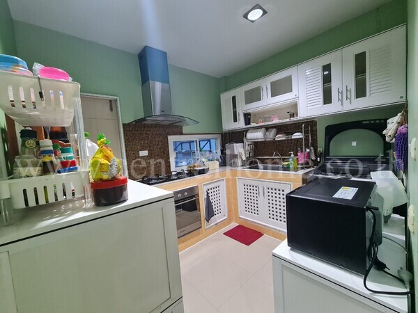 ทาวน์โฮม หมู่บ้านสิรภัทร2 อยู่ด้านหน้าโครงการ บ้านหัวมุมมีพื้นที่ทำสวนเล็กๆ